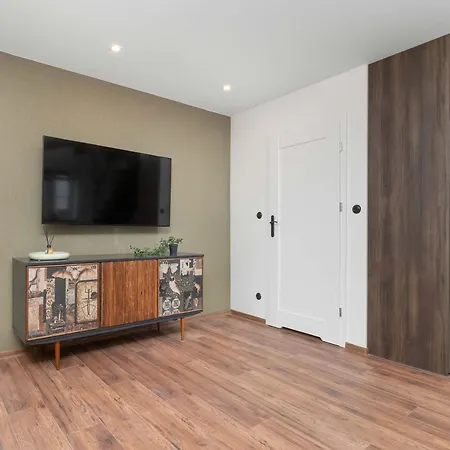 Functional & Modern In The Center By Renters